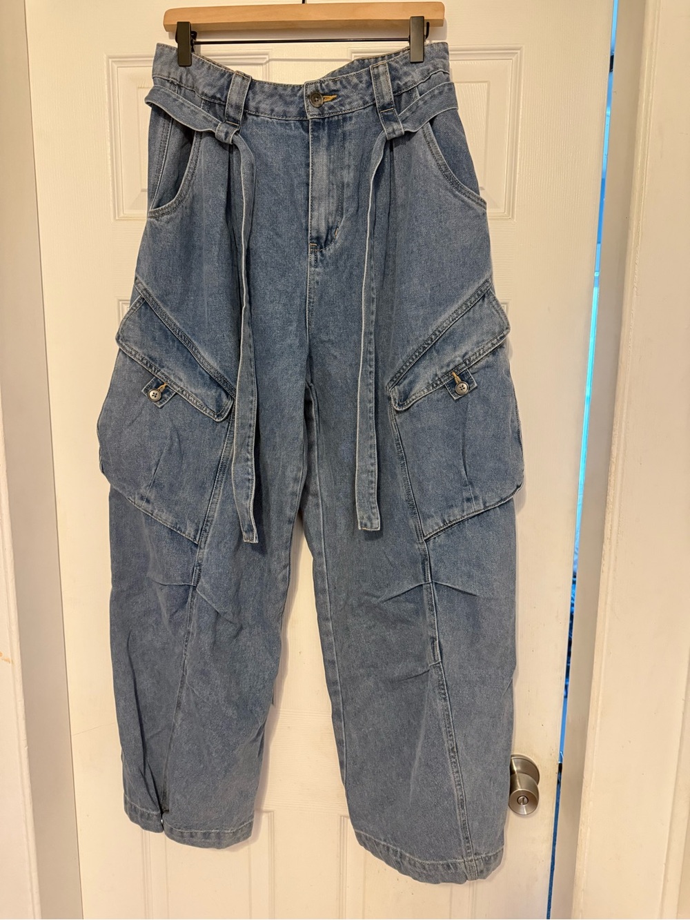 High-Waist Blue Wide-Leg Cargo Jeans with Belt - Picture 2 of 4